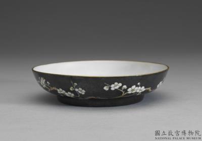 图片[2]-Dish with plum blossom in black ground of falangcai painted enamels, Qing dynasty, Yongzheng reign 1723-1735-China Archive